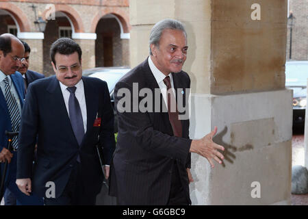 Le ministre saoudien des Affaires étrangères, le Prince Saud al-Faisal, arrive pour assister à une réunion, organisée par le ministre des Affaires étrangères, William Hague, du 'London 11', du groupe central des amis de la Syrie, à Lancaster House, dans le centre de Londres, visant à mettre fin à la guerre civile brutale en Syrie. Banque D'Images