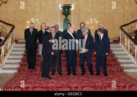 Les ministres des Affaires étrangères posent pour une photo de groupe avant de tenir une réunion organisée par le secrétaire aux Affaires étrangères William Hague du 'London 11', du groupe des amis de la Syrie Core, à Lancaster House, dans le centre de Londres, visant à mettre fin à la guerre civile brutale en Syrie. Banque D'Images