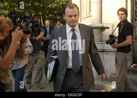 Richard Sambrook, le responsable des nouvelles de la BBC, arrive à la High court, dans le centre de Londres, où il a témoigné pour la deuxième fois à l'enquête Hutton.M. Sambrook, directeur des nouvelles pour la BBC, est l'un des nombreux témoins à rappeler pour faire face au contre-interrogatoire et répondre aux questions sur les nouvelles preuves qui ont émergé au cours du dernier mois et demi.L'enquête étudie la façon dont l'expert en armes du gouvernement, le Dr David Kelly, est apparemment venu prendre sa propre vie après avoir été nommé à la source d'un rapport de la BBC affirmant que le dossier avait été « dérangé » pour renforcer les arguments en faveur de la guerre. Banque D'Images