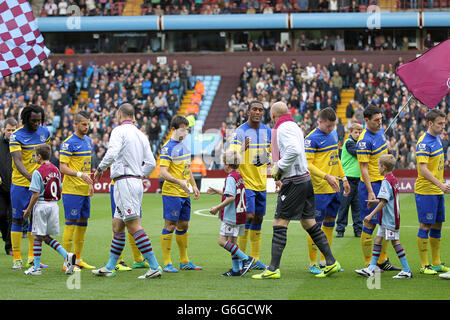 Football - Barclays Premier League - Aston Villa / Everton - Villa Park.Les deux équipes tremblent les mains avant le match Banque D'Images