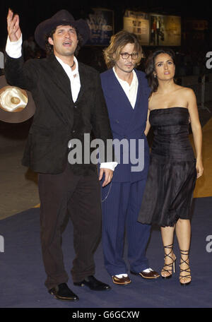 Directeur Robert Rodriguez (à gauche) Johnny Depp et Salma Hayek (à droite) arrivent au Palazzo del Cinema, Lido, Venise, pour leur nouveau film "une fois au Mexique", réalisé par Robert Rodriguez, ... qui sera projeté comme un événement sepcial à la 60ème exposition internationale d'art cinématographique, Mieux connu sous le nom de Festival du film de Venise. Banque D'Images