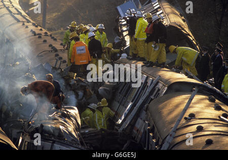 Des secouristes se bousculent au-dessus de l'épave de trois trains qui se sont écrasés près de Clapham Junction, Londres, aider les passagers blessés à la suite d'un accident de train multiple, au cours duquel 35 personnes ont été tuées et 500 blessées lorsqu'un train de passagers surpeuplé s'est écrasé à l'arrière d'un autre train qui s'était arrêté à un signal, et un train vide, se déplaçant dans l'autre direction, s'est écrasé dans les débris. Banque D'Images