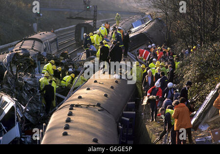 Des secouristes se bousculent au-dessus de l'épave de trois trains qui se sont écrasés près de Clapham Junction, Londres, aider les passagers blessés à la suite d'un accident de train multiple, au cours duquel 35 personnes ont été tuées et 500 blessées lorsqu'un train de passagers surpeuplé s'est écrasé à l'arrière d'un autre train qui s'était arrêté à un signal, et un train vide, se déplaçant dans l'autre direction, s'est écrasé dans les débris. Banque D'Images