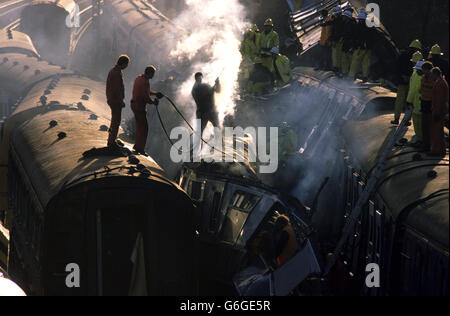 Des secouristes se bousculent au-dessus de l'épave de trois trains qui se sont écrasés près de Clapham Junction, Londres, aider les passagers blessés à la suite d'un accident de train multiple, au cours duquel 35 personnes ont été tuées et 500 blessées lorsqu'un train de passagers surpeuplé s'est écrasé à l'arrière d'un autre train qui s'était arrêté à un signal, et un train vide, se déplaçant dans l'autre direction, s'est écrasé dans les débris. Banque D'Images