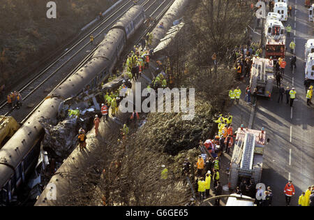 Des secouristes se bousculent au-dessus de l'épave de trois trains qui se sont écrasés près de Clapham Junction, Londres, aider les passagers blessés à la suite d'un accident de train multiple, au cours duquel 35 personnes ont été tuées et 500 blessées lorsqu'un train de passagers surpeuplé s'est écrasé à l'arrière d'un autre train qui s'était arrêté à un signal, et un train vide, se déplaçant dans l'autre direction, s'est écrasé dans les débris. Banque D'Images