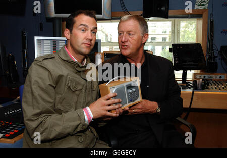 Johnny Vaughan (à gauche) et Chris Tarrant lors d'une séance photo au siège social de Capital radio, dans le centre de Londres. Johnny remplacera Chris au salon du petit déjeuner de la station au printemps 2004. Banque D'Images