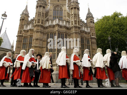 Les juges ont fait la queue pour entrer dans le service annuel des juges au Westminster Palace, dans le centre de Londres. Des siècles de tradition ont été rompus aujourd'hui par le nouveau Lord Chancellor alors qu'il a mittelé les robes élaborées normalement portées pour deux cérémonies historiques. Lord Falconer de Thoroton a donné une robe de deuil ordinaire pour le service annuel des juges, abandonnant la splendide robe judiciaire noire et dorée brodée de ses prédécesseurs. Banque D'Images