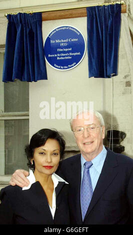 Sir Michael Caine, légende hollywoodienne, avec son épouse Shakira à Rotherhithe, dans le sud-est de Londres, où il a dévoilé une plaque, pour marquer son lieu de naissance sur le site de l'ancien hôpital de St Olave. Sir Michael, la star des films britanniques classiques comme Alfie, Get carter et The Italian Job, a raconté qu'il était arrivé 30 minutes plus tôt pour la cérémonie de dévoilement afin qu'il puisse faire le tour de son vieux quartier et s'émerveiller devant l'aspect « formidable » de la région. La star hollywoodienne était l'une des 20 personnes votées par le public dans le cadre du projet Blue plaque du Conseil de Southwark, qui est séparé du patrimoine anglais Banque D'Images