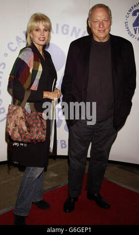 Joanna Lumley et Dave Gilmour de Pink Floyd arrivent pour une projection privée de Bright Young Things au Everyman Cinema Club dans le nord de Londres. La démonstration est en faveur de la charité contre le VIH et le SIDA, le Terrence Higgins Trust. Banque D'Images