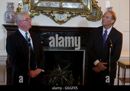 Tanaiste et ministre des Affaires étrangères et du Commerce, M. Eamon Gilmore TD (à gauche) avec l'ancien diplomate américain, M. Richard Haass, lors d'une conférence de presse au ministère des Affaires étrangères sur le vert de St. Stephen's, à Dublin. Banque D'Images