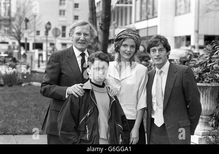 Les stars du film de Steven Spielberg, Empire of the Sun, se rencontrent à Londres avant la Royal film Performance de demain soir à laquelle assistait la Reine. (l-r) Leslie Phillips, Christian Bale, 14, Miranda Richardson et Nigel Havers. Banque D'Images