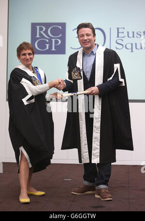 Le Dr Clare Gerada, président du RCGP, présente à Jamie Oliver sa bourse d'honneur dans le centre de Londres. Oliver a été salué pour sa « contribution exceptionnelle » à la santé publique par des médecins de premier plan. Banque D'Images