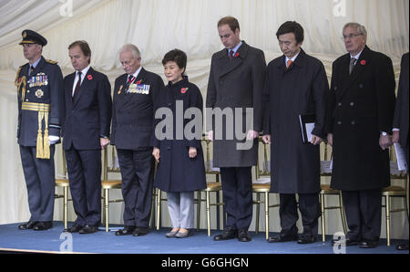 Le Président de la République de Corée, son Excellence Park Geun-hye (4e à gauche), se tient aux côtés du duc de Cambridge pour observer un silence à la mémoire des victimes de la guerre de Corée lors d'une cérémonie révolutionnaire du Mémorial de la guerre de Corée, dans les jardins Victoria Embankment Gardens, dans le centre de Londres. Banque D'Images