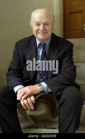 L'agriculteur Tony Martin à la « Freedom Conference » du Parti de l'indépendance du Royaume-Uni, au centre Emmanuel, à Marsham Street, Londres. Le fermier de Norfolk emprisonné pour avoir tué un cambrioleur d'adolescent s'est prononcé devant les délégués à la conférence annuelle du parti de l'indépendance du Royaume-Uni. 21/10/03: L'agriculteur meurtrier Tony Martin qui a choqué les étudiants du prestigieux Oxford Union quand il a prétendu qu'il n'était pas un homme de tir. Martin a posé des questions à la société de débat quelques mois seulement après avoir mis fin à une peine d'emprisonnement pour homicide involontaire coupable du cambrioleur d'adolescents Fred Barras. Banque D'Images