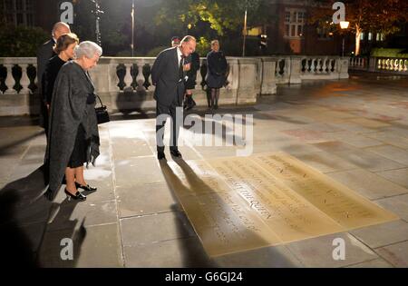 La reine Elizabeth II et le duc d'Édimbourg voient la plaque commémorant le changement de nom des marches du Sud au Royal Albert Hall en marches du Jubilé de diamant de la reine Elizabeth II, dans le centre de Londres. Banque D'Images