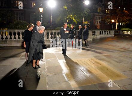 La reine Elizabeth II et le duc d'Édimbourg voient la plaque commémorant le changement de nom des marches du Sud au Royal Albert Hall en marches du Jubilé de diamant de la reine Elizabeth II, dans le centre de Londres. Banque D'Images