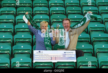 Catherine Peacock et John Peacock, gagnants de la loterie, de Midlothian, célèbrent leur gain Lotto de 1,406,411 au terrain de la route de Pâques d'Hibernian à Édimbourg. Banque D'Images