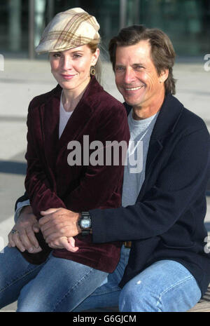 Les acteurs Emma Caulfield, qui joue Anya dans la série télévisée Buffy et Dirk Benedict, qui a joué face dans la série télévisée des années 80, The A Team, lors d'un photocall pour promouvoir l'exposition de Londres, à l'Excel dans l'est de Londres.* l'Expo se déroule les 18 et 19 octobre et est le plus grand salon multimédia et collectionneurs de Londres. Banque D'Images