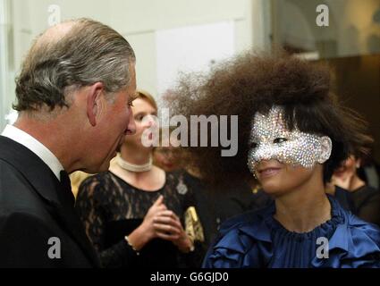 PAS DE MERCHANDISING. HRH le Prince de Galles (L) parle avec la chanteuse Bjork lors de la réception au concert et au défilé de mode 'Fashion Rocks', à l'aide du Prince's Trust au Royal Albert Hall de Londres. Banque D'Images