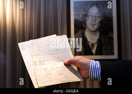 Documents de John Lennon à vendre Banque D'Images