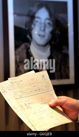 Documents de John Lennon à vendre Banque D'Images