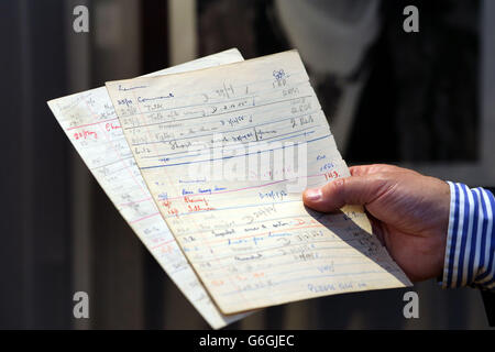 John Lennon documents à vendre. Une paire de feuilles de détention qui révèlent les délits de jour d'école d'un John Lennon de 15 ans, quand il a fréquenté l'école de banque de Quarry. Banque D'Images