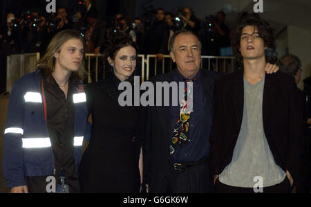 (Gauche-droite) Michael Pitt, Eva Green, Bernardo Bertolucci et Louis Garrel arrivent au Palazzo del Cinema, Lido, Venise, pour une projection de leur nouveau film "les Rêveurs", à la 60ème exposition internationale d'art cinématographique, le Festival du film de Venise. Banque D'Images