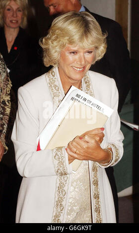 Camilla Parker Bowles au Globe Theatre sur la South Bank de Londres, après une soirée de gala de Shakespeare en aide à Princes Trust. Camilla Parker Bowles accompagne le Prince de Galles pour regarder des stars du film et de la scène mettre en scène un spectacle shakespearien avec le gagnant de l'Oscar Gwyneth Paltrow se joignant à une foule d'acteurs célèbres qui ont joué des scènes des célèbres pièces de théâtre du Bard. La soirée de gala a déjà permis de recueillir 100,000 000 personnes à l'aide du Prince's Trust, qui vise à aider les jeunes défavorisés. Banque D'Images