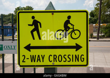 Inscription d'un avertissement de passage à niveau pour les piétons et les cyclistes. Banque D'Images