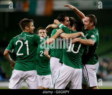 John O'Shea, de la République d'Irlande (troisième à gauche), célèbre avec des coéquipiers après avoir obtenu le deuxième but de son équipe lors de la qualification à la coupe du monde FIFA 2014, match du groupe C au stade Aviva, à Dublin. Banque D'Images