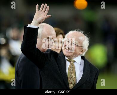 Michael D. Higgins, président irlandais, se fait la une des vagues devant les supporters avant la qualification de la coupe du monde de la FIFA 2014, match du groupe C au stade Aviva, à Dublin. Banque D'Images