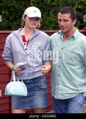 La jeune fille Natasha Phillips, âgée de 12 ans, qui a fui avec sa petite amie adolescente, revient à Newport avec sa famille (pictuée avec le père George). Natasha a disparu mardi pour rencontrer Ashley Lamprey, 15 ans, qu'elle a rencontré en vacances sur une île grecque au début de l'été. La paire a été repérée hier matin dans un magasin de disques de Milton Keynes et emmenée par la police au poste de police de la ville où elle a ensuite été réunie avec ses parents. Banque D'Images