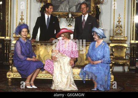 La famille royale se réunit pour le baptême du prince William. (Haut de page l-r) le prince de Galles et le duc d'Édimbourg. (Assis l-r) la Reine, la Princesse de Galles (tenant le Prince William) et la Reine mère. Banque D'Images