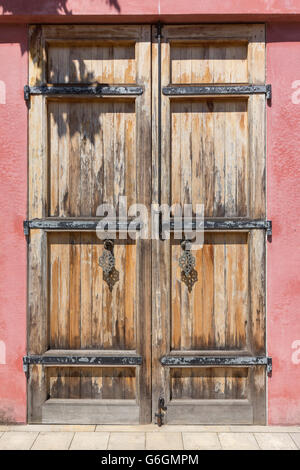 Vieille porte en bois, avec poignées de porte orientales Banque D'Images