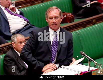 Le secrétaire à la Défense Geoff Hoon, prenant la parole à la Chambre des communes, a annoncé plus tôt que la Grande-Bretagne allait envoyer immédiatement 1,000 soldats supplémentaires en Irak et pourrait envoyer d'autres renforts une fois que l'examen des forces dans le Golfe sera terminé. * M. Hoon, qui a été confronté aux députés aux questions de défense à la Chambre des communes cet après-midi, a été étouffé sur le déploiement. Banque D'Images