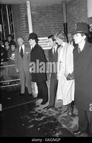 Le prince Charles et la princesse Diana quittent l'hôpital de Westminster à Londres après avoir rendu visite à des patients blessés lors de l'attentat à la bombe automobile de Harrods. Banque D'Images