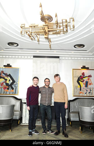 (Gauche tp droite) Daniel Radcliffe, John Krokidas et Dane DeHaan lors d'une séance photo à l'hôtel Corinthia de Londres, avant la première de leur nouveau film Kill Your Darlings, dans le cadre du BFI London film Festival. Banque D'Images