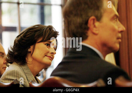 Le Premier ministre britannique Tony Blair (à droite) et sa femme Cherie assistent à une conférence sur la violence domestique de Dame Butler Schloss, au n° 10 Downing Street à Londres. Banque D'Images