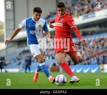 Ben Marshall de Blackburn Rovers (à gauche) et Cameron Stewart de Charlton Athletic se battent pour le ballon lors du match de championnat Sky Bet à Ewood Park, Blackburn. Banque D'Images