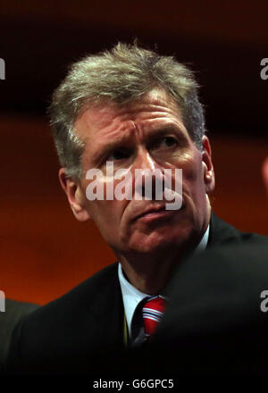 Le secrétaire à la Justice Kenny MacAskill observe le chef du parti Alex Salmond lors de la conférence du Scottish National Party à Perth. Banque D'Images