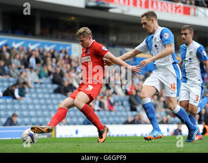 Matt Kilgallon (à droite) de Blackburn Rovers et Simon Church de Charlton Athletic se battent pour le ballon lors du match de championnat Sky Bet à Ewood Park, Blackburn. Banque D'Images