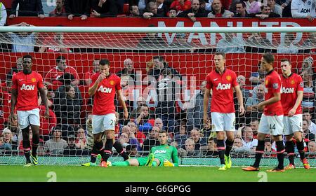 Danny Welbeck (à gauche), Robin van Persie (deuxième à gauche), David de Gea (au centre à gauche), Jonny Evans (au centre à droite), Adnan Januzaj (deuxième à droite) et Phil Jones (à droite) de Manchester United apparaissent découragés après que Adam Lallana (non illustré) ait marqué le but égalisateur de son équipe Banque D'Images