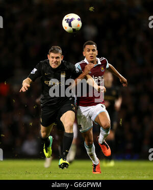 Le Ravel Morrison (à droite) de West Ham United et James Milner de Manchester City se dispute la possession du ballon lors du match de la Barclays Premier League à Upton Park, Londres. Banque D'Images