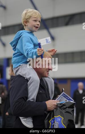 Soccer - Barclays Premier League - Everton / Hull City - Goodison Park.Les supporters d'Everton dans la zone des fans Banque D'Images