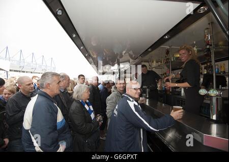 Soccer - Barclays Premier League - Everton / Hull City - Goodison Park.Les supporters d'Everton dans la zone des fans Banque D'Images