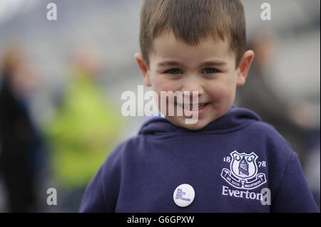 Soccer - Barclays Premier League - Everton / Hull City - Goodison Park. Jeunes supporters d'Everton dans la zone des fans Banque D'Images