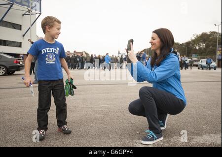 Soccer - Barclays Premier League - Everton / Hull City - Goodison Park.Les supporters d'Everton dans la zone des fans Banque D'Images