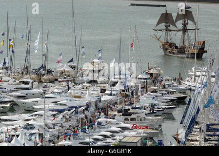 La réplique du navire de Sir Francis Drake, le Golden Hinde, navigue devant le Southampton Boat Show dans la ville. Le spectaculaire yachting dispose de 800 bateaux et fonctionne pendant 10 jours. Banque D'Images