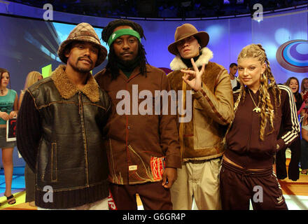 American Hip Hop Group The Black Eyed Peas apparaissant sur le spectacle MTV TRL UK au studio MTV à Camden, dans le nord de Londres. *06/10/03: American Hip Hop groupe les Black Eyed Peas qui ont accroché à la place supérieure dans les tableaux pour la cinquième semaine de course, ce qui en fait la plus longue course depuis cinq ans. Où est l'Amour ? - leur réponse aux attaques terroristes du 11 septembre - a combattu la compétition de l'ancienne star du S Club Rachel Stevens avec Sweet Dreams My LA ex. Banque D'Images