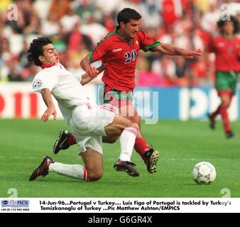 14 juin 96. Portugal contre Turquie. Luis Figo du Portugal est attaqué par le Temizkanoglu de Turquie Banque D'Images